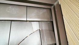 大垣市楽田町O様邸　瓦屋根交換工事　割れた瓦の写真