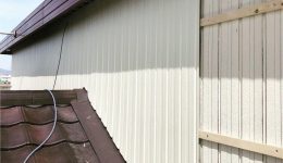 瑞穂市　K様邸 外壁カバー工事　新しい外壁取り付け中