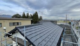 大野町　G様邸 屋根葺き替え工事　　軽量屋根材ルーガ設置中の様子