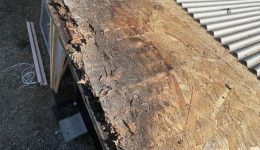 三重県桑名市川越町　I様邸　腐った屋根下地の様子1