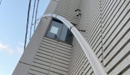 大垣市　N様邸　外壁の配管が外れている様子1