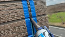 瑞穂市牛牧 N様邸　劣化したベランダのシーリング　新しくシーリングを打っているところ