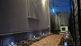 瑞穂市 W様邸にて玄関アプローチ工事　施工完了後、ソーラーライトと照明が照らしている様子