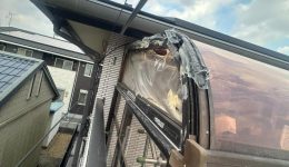 大垣市K様邸　テラスのポリカ交換工事　施工前の壊れたポリカ屋根