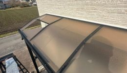 揖斐川町K様邸にてテラスのポリカ修繕工事　写真奥、強風で飛んだポリカ屋根